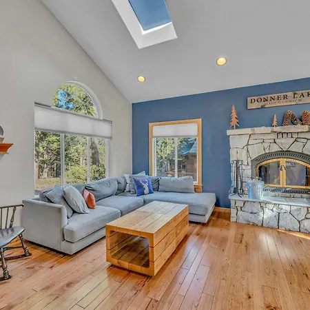 Spacious Pet-Friendly Truckee Retreat With Hot Tub